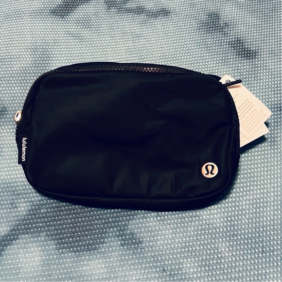 lululemon athletica Handbags - Lululemon Everywhere Belt Bag Black 1L